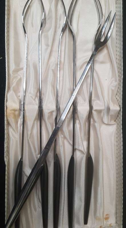 A VINTAGE MODERNA EETRITE STAINLESS STEEL FONDUE SET OF FORKS SOLD AS IS