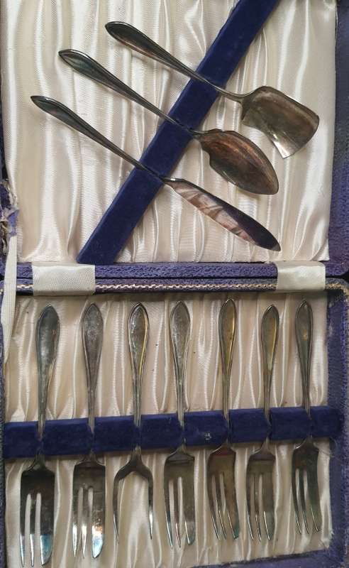 AN ANTIQUE DESERT CUTTLERY SET IN ITS ORIGINAL CASE SOLD AS IS