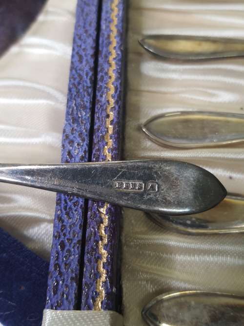 AN ANTIQUE DESERT CUTTLERY SET IN ITS ORIGINAL CASE SOLD AS IS