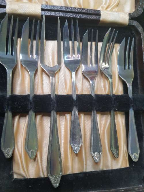 AN ANTIQUE DESERT FORKS SET IN ITS ORIGINAL BOX SOLD AS IS