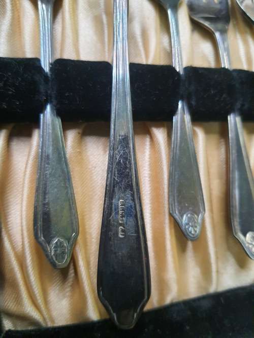 AN ANTIQUE DESERT FORKS SET IN ITS ORIGINAL BOX SOLD AS IS