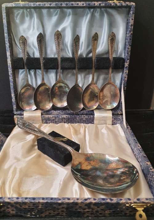 AN ANTTIQUE DESERT SPOONS AND A LADEL SET IN ITS ORIGINAL BOX