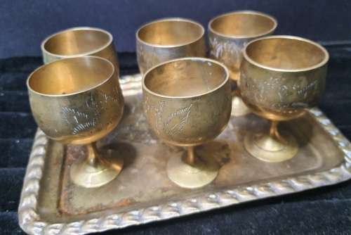 A  VINTAGE SET OF SHERRY BRASS SHOT INGOTS AND A TRAY