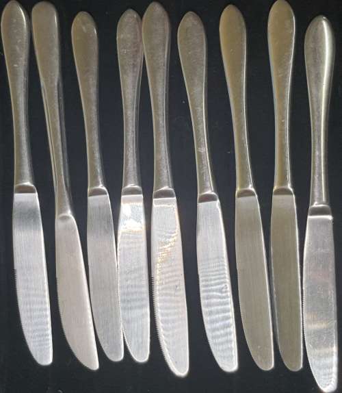 A VINTAGE SET OF 9 ATLANTIQUE STERLING CUTTLERY KNIVES SOLD AS IS