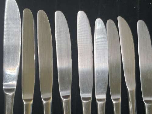 A VINTAGE SET OF 9 ATLANTIQUE STERLING CUTTLERY KNIVES SOLD AS IS