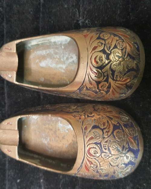 A VINTAGE SET MADE IN INDIA BRASS SHOE ASH TRAYS
