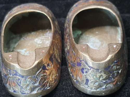 A VINTAGE SET MADE IN INDIA BRASS SHOE ASH TRAYS