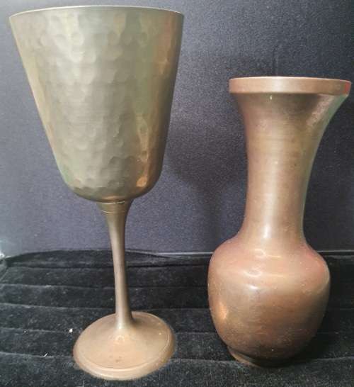 A VINTAGE BRASS WINE INGOT AND A BRASS VASE SOLD AS IS
