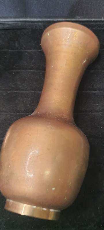 A VINTAGE BRASS WINE INGOT AND A BRASS VASE SOLD AS IS