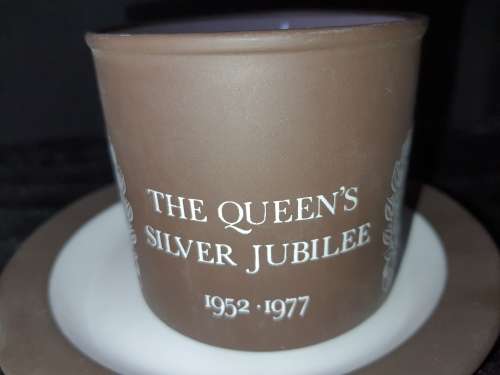 A 1977 QUEENS JUBLEE SET CUP AND SAUCER SOLD AS IS