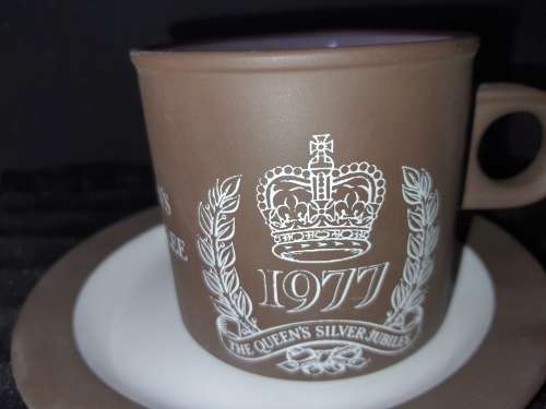 A 1977 QUEENS JUBLEE SET CUP AND SAUCER SOLD AS IS