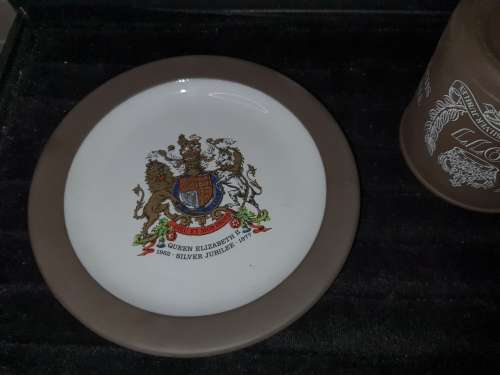 A 1977 QUEENS JUBLEE SET CUP AND SAUCER SOLD AS IS