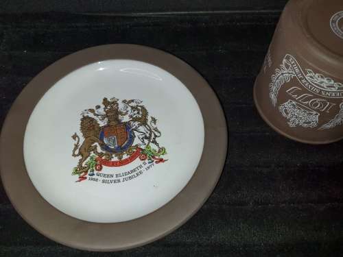 A 1977 QUEENS JUBLEE SET CUP AND SAUCER SOLD AS IS
