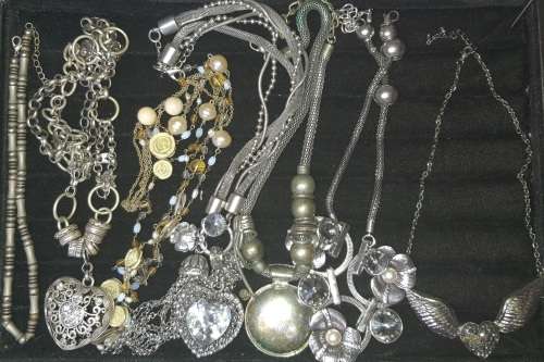 A VINTAGE JOBLOT SILVER TONE AND PLATED COSTUME NECKLACES SOLD AS IS