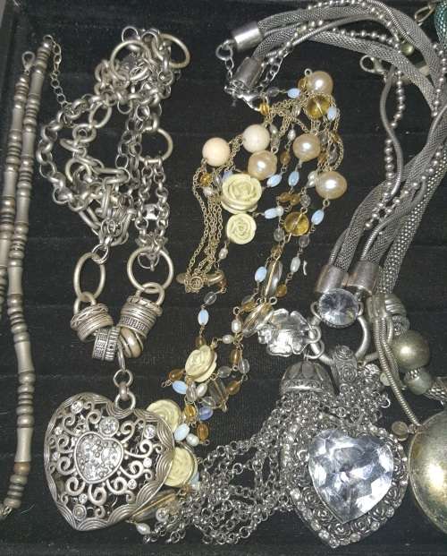 A VINTAGE JOBLOT SILVER TONE AND PLATED COSTUME NECKLACES SOLD AS IS