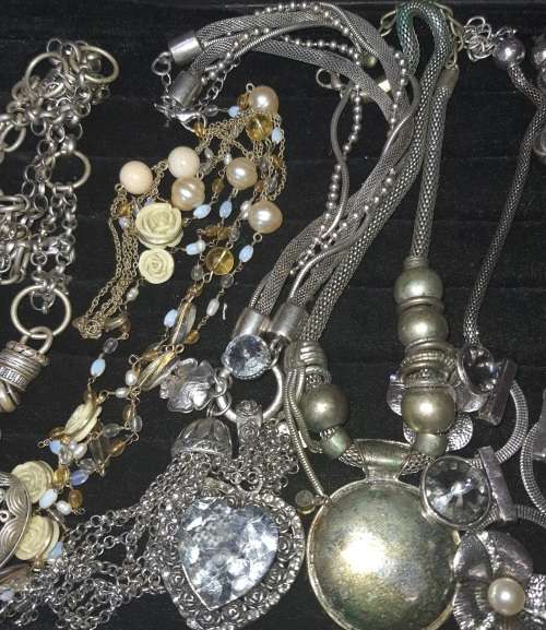 A VINTAGE JOBLOT SILVER TONE AND PLATED COSTUME NECKLACES SOLD AS IS