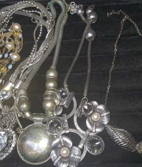 A VINTAGE JOBLOT SILVER TONE AND PLATED COSTUME NECKLACES SOLD AS IS