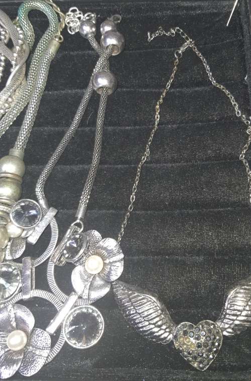 A VINTAGE JOBLOT SILVER TONE AND PLATED COSTUME NECKLACES SOLD AS IS
