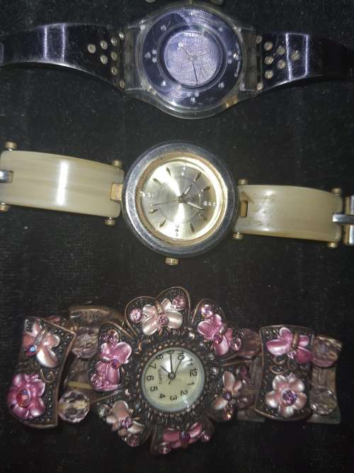 A COLLECTION OF VINTAGE WOMANS DRESS WATCHES SOLD AS IS NOT TESTED