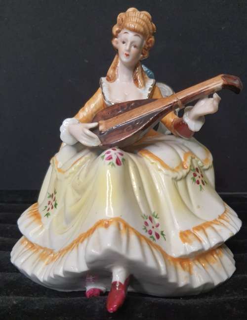 THE LEONARDO COLLECTION FINE PORCELAIN VICTORIAN LADY PLAYING THE MENDOLIN