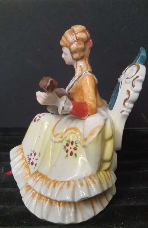 THE LEONARDO COLLECTION FINE PORCELAIN VICTORIAN LADY PLAYING THE MENDOLIN