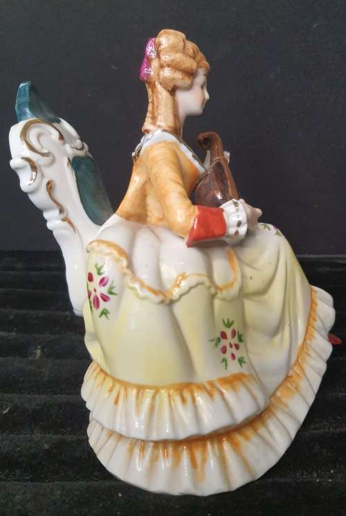 THE LEONARDO COLLECTION FINE PORCELAIN VICTORIAN LADY PLAYING THE MENDOLIN