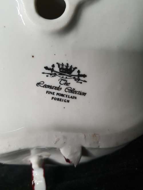 THE LEONARDO COLLECTION FINE PORCELAIN VICTORIAN LADY PLAYING THE MENDOLIN