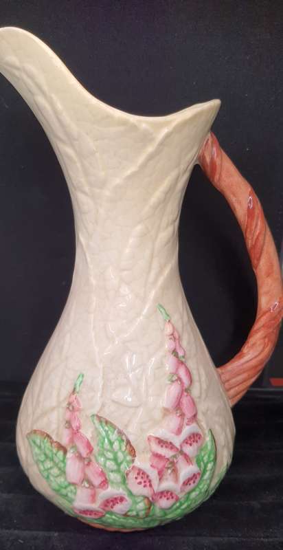 AN ORNATE VINTAGE CERAMIC PORCELAIN WATER JUG