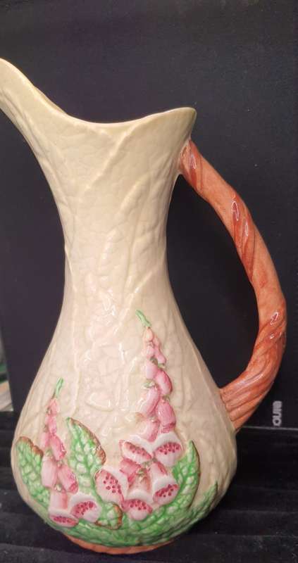 AN ORNATE VINTAGE CERAMIC PORCELAIN WATER JUG