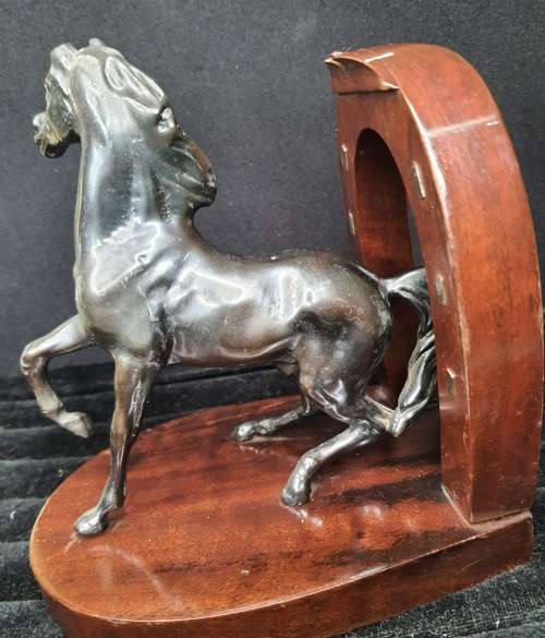 A VINTAGE THOROUGHBRED HORSE SCULPTURE ON A WOODEN BASE AND HORSE PANELL