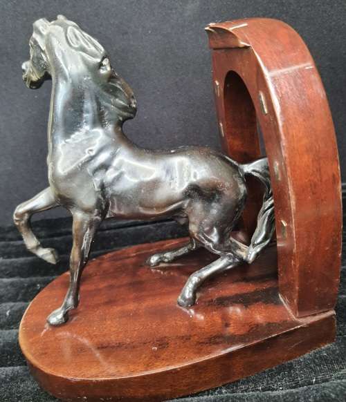 A VINTAGE THOROUGHBRED HORSE SCULPTURE ON A WOODEN BASE AND HORSE PANELL