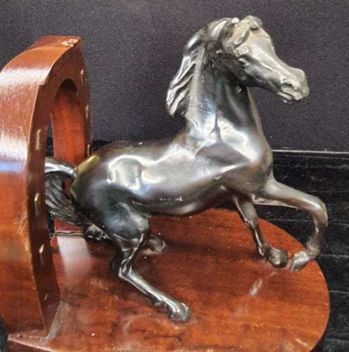 A VINTAGE THOROUGHBRED HORSE SCULPTURE ON A WOODEN BASE AND HORSE PANELL