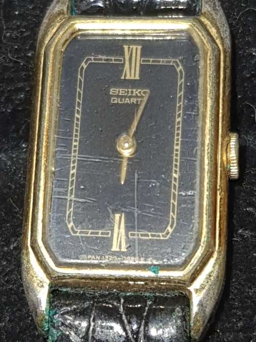 A JOBLOT VINTAGE WOMANS WATCHES SOLD AS IS NOT TESTED