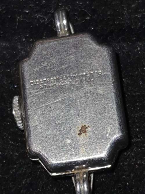 A JOBLOT VINTAGE WOMANS WATCHES SOLD AS IS NOT TESTED