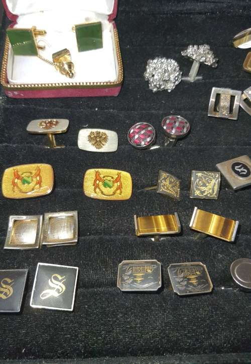 A GENTLEMENS COLLECTION OF EXCEPTIONAL VINTAGE CUFFLINKS