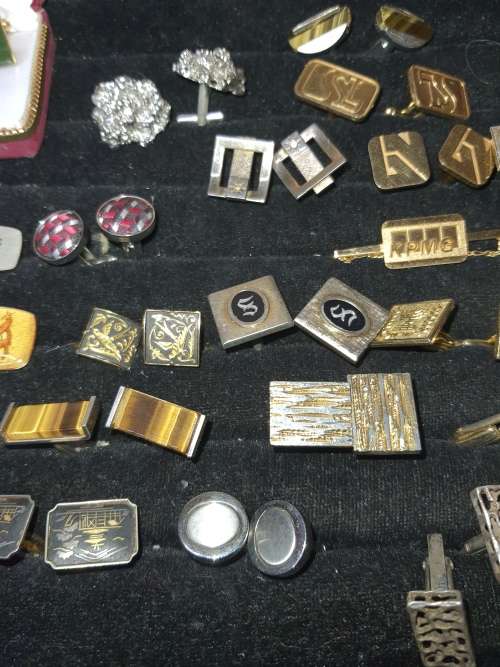 A GENTLEMENS COLLECTION OF EXCEPTIONAL VINTAGE CUFFLINKS