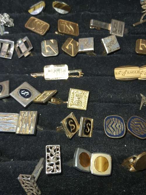 A GENTLEMENS COLLECTION OF EXCEPTIONAL VINTAGE CUFFLINKS