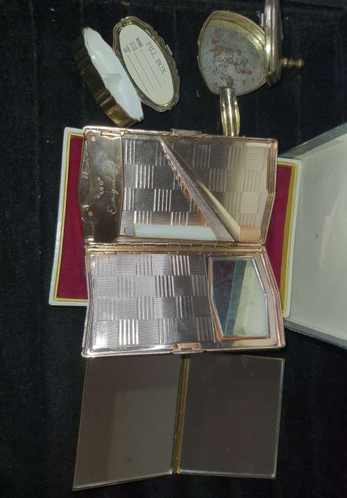 A DISCERNING LADIE SMOKERS ACCESSORIES