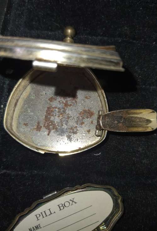 A DISCERNING LADIE SMOKERS ACCESSORIES