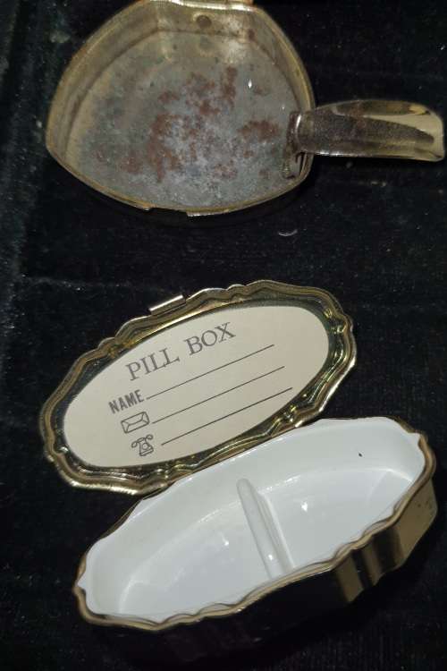 A DISCERNING LADIE SMOKERS ACCESSORIES