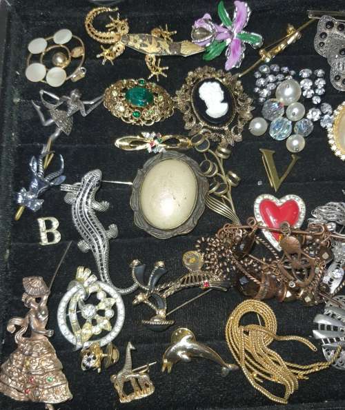 A BULK JOBLOT COLLECTION OF VINTAGE BROOCHES SOME MAY HAVE GEMSTONES SOLD AS IS