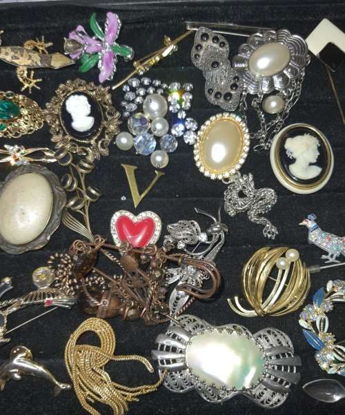 A BULK JOBLOT COLLECTION OF VINTAGE BROOCHES SOME MAY HAVE GEMSTONES SOLD AS IS
