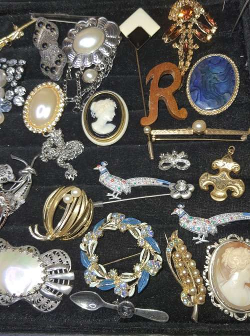 A BULK JOBLOT COLLECTION OF VINTAGE BROOCHES SOME MAY HAVE GEMSTONES SOLD AS IS