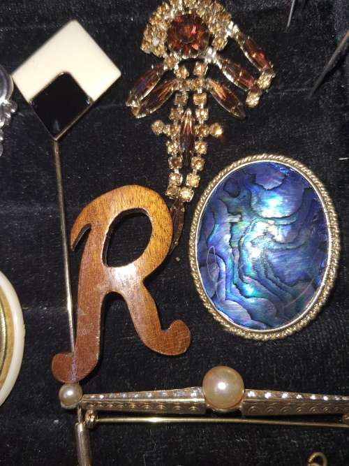 A BULK JOBLOT COLLECTION OF VINTAGE BROOCHES SOME MAY HAVE GEMSTONES SOLD AS IS
