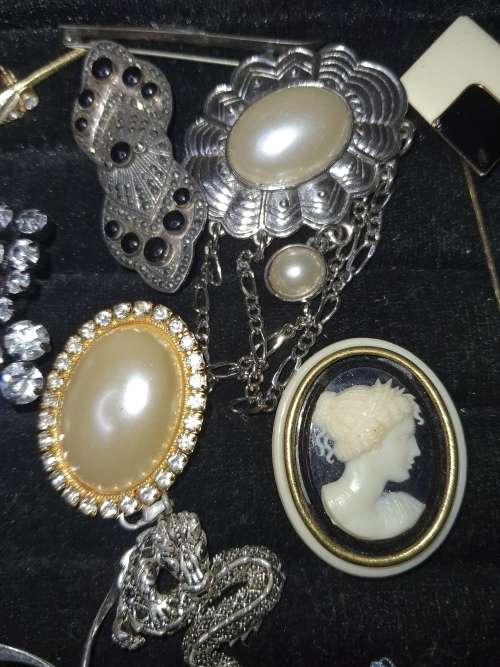 A BULK JOBLOT COLLECTION OF VINTAGE BROOCHES SOME MAY HAVE GEMSTONES SOLD AS IS