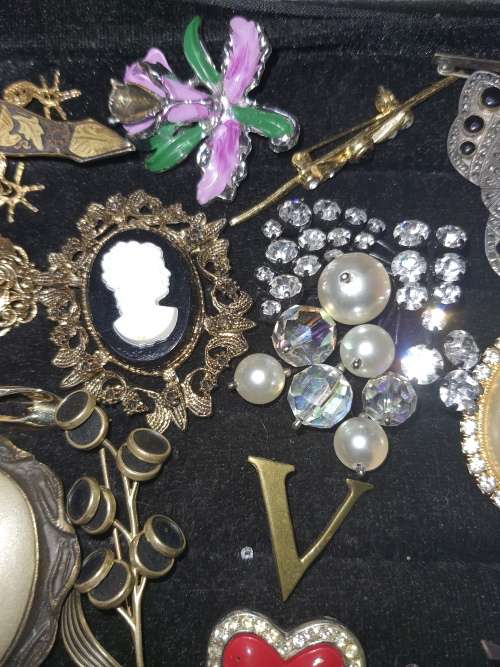 A BULK JOBLOT COLLECTION OF VINTAGE BROOCHES SOME MAY HAVE GEMSTONES SOLD AS IS