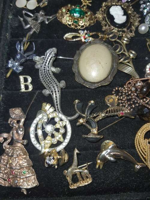 A BULK JOBLOT COLLECTION OF VINTAGE BROOCHES SOME MAY HAVE GEMSTONES SOLD AS IS