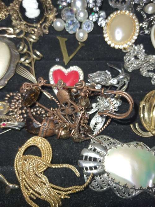A BULK JOBLOT COLLECTION OF VINTAGE BROOCHES SOME MAY HAVE GEMSTONES SOLD AS IS