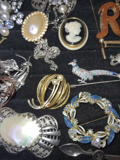 A BULK JOBLOT COLLECTION OF VINTAGE BROOCHES SOME MAY HAVE GEMSTONES SOLD AS IS