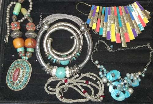 A QUALITY JOBLOT VINTAGE DESIGNER NECKLACES AND A BRACELET SOLD AS IS